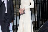 Dank dieses traumhaft schönen Off-Shoulder-Kleides sorgte Herzogin Kate diesen Sommer für viele Schlagzeilen. Die Presse überschlug sich mit Komplimenten, dabei war es nicht das erste Mal, dass die schöne Royal dieses figurbetonte Mididress trug.