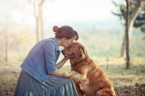Frau heiratet Hund: Frau mit Golden Retriever