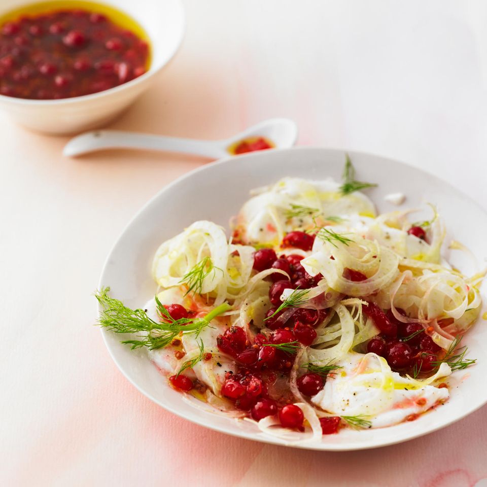 Fenchel-Mozzarella-Salat mit Johannisbeersoße | BRIGITTE.de