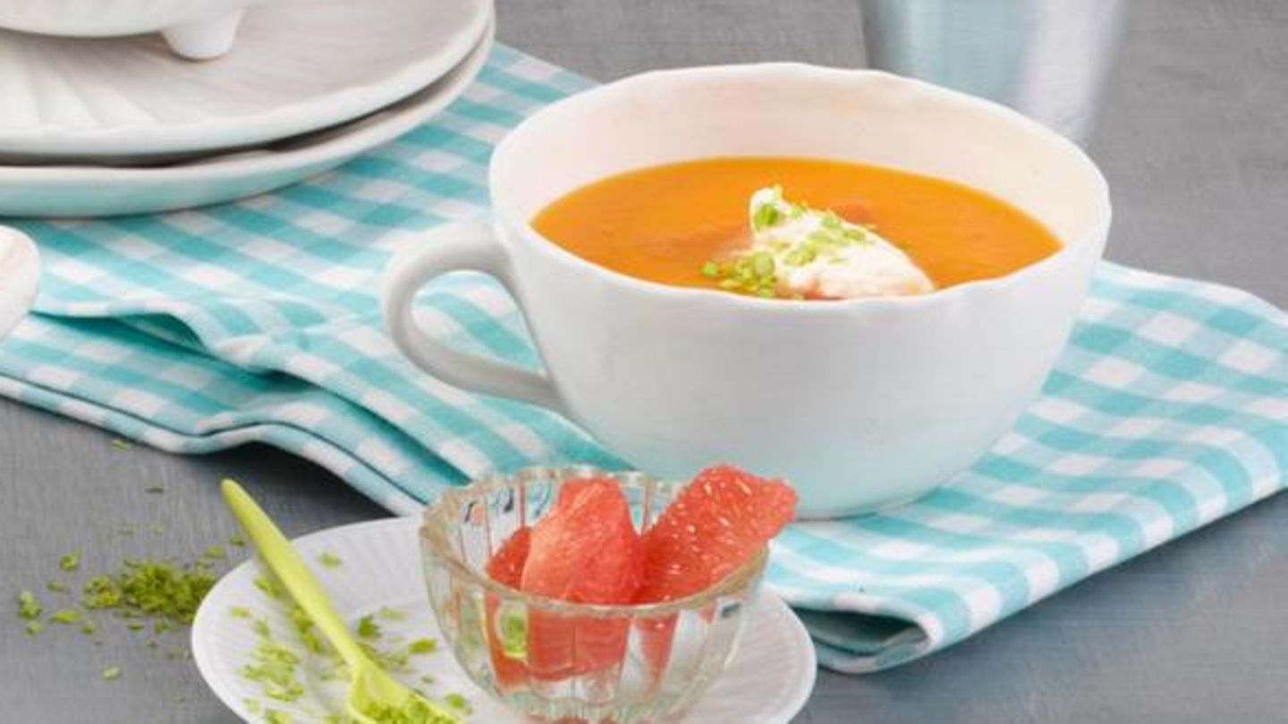 Kalte Tomatensuppe mit Grapefruit-Sahne | BRIGITTE.de