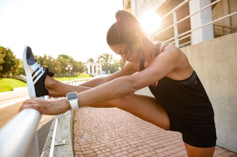 Slider-Workout: Frau dehnt die Beine