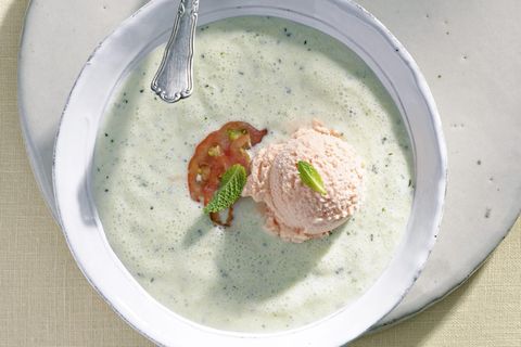 Sommer-Suppen: Kalte Gurkensuppe mit Tomateneis
