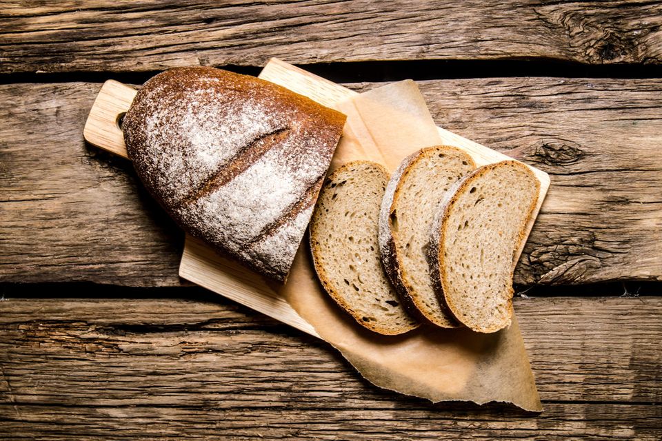 Brot aufbewahren: Bauernbrot auf einem Schneidebrett