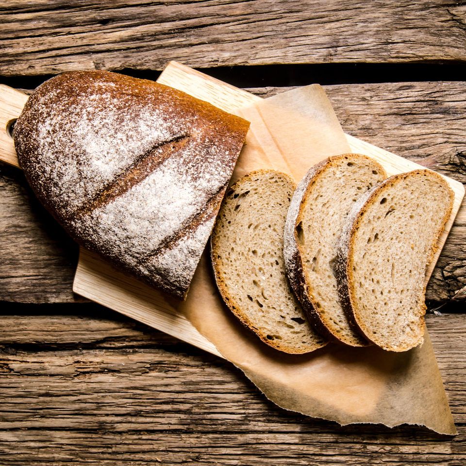 Brot aufbewahren: Bauernbrot auf einem Schneidebrett