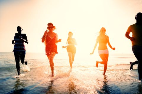 Horoskop: Horoskop: Fünf junge Menschen am Strand
