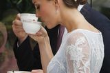 Herzogin Kate trinkt Tee mit Hochsteckfrisur