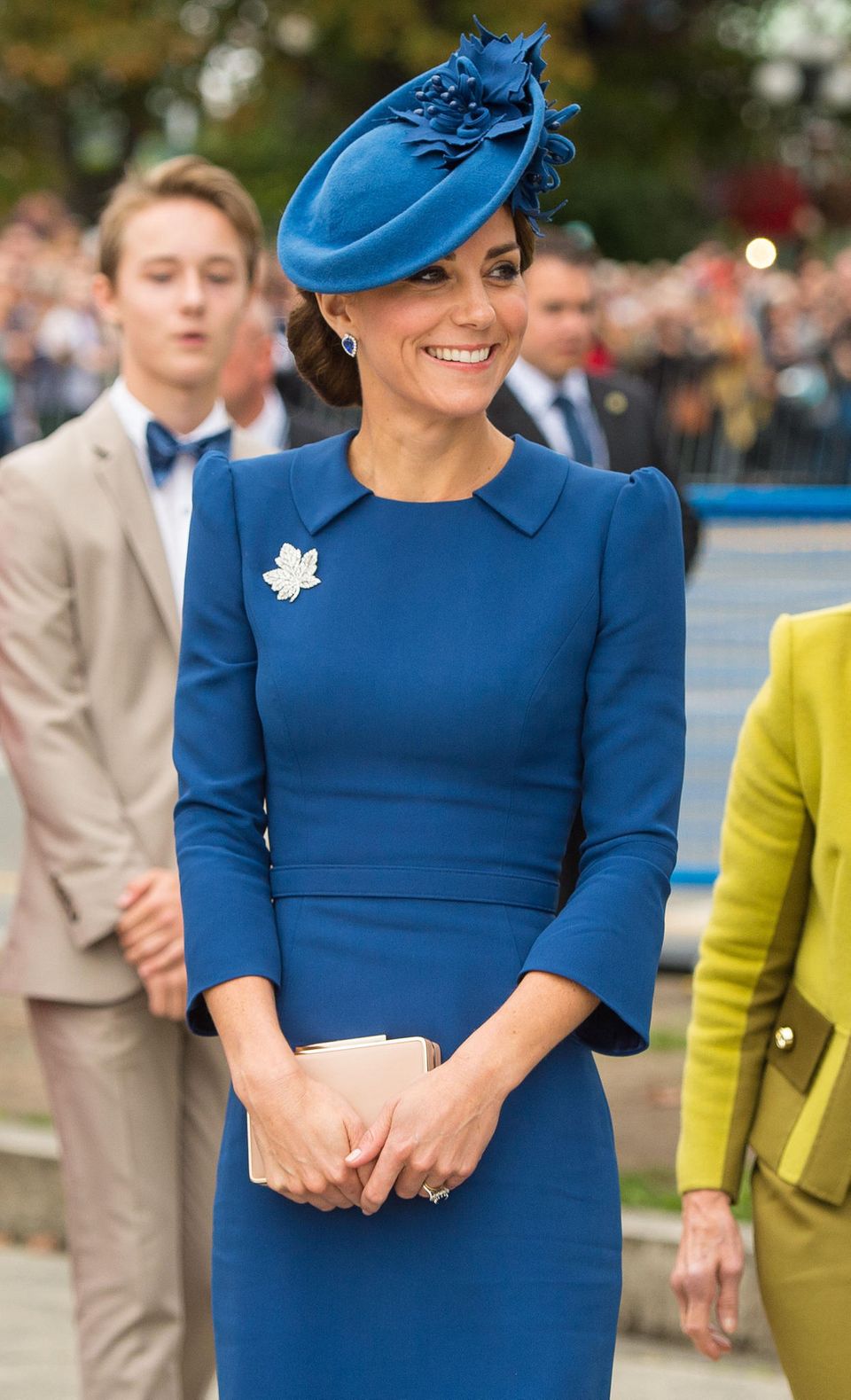 Herzogin Kate mit blauem Hut und Chignon