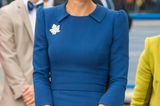 Herzogin Kate mit blauem Hut und Chignon