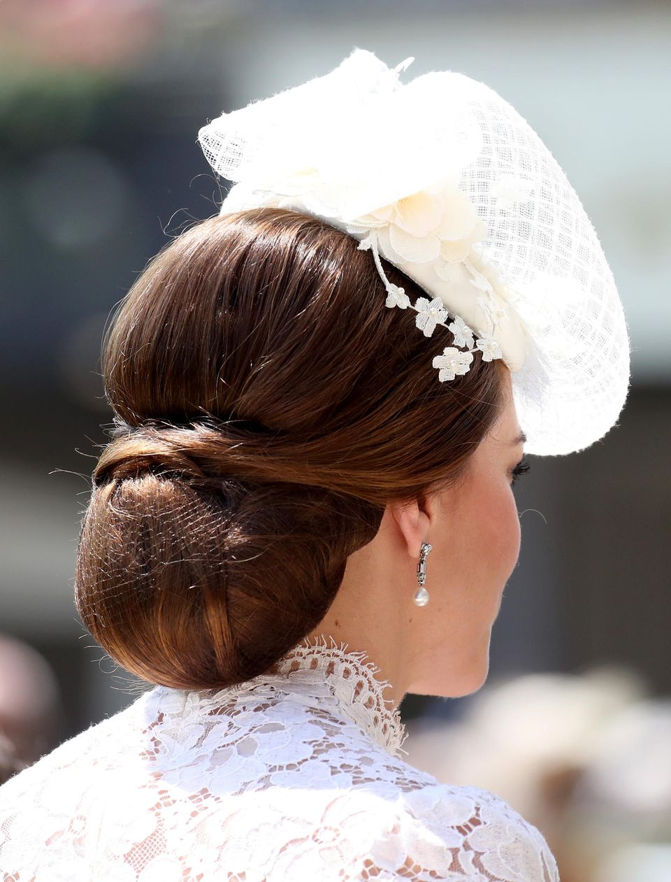Herzogin Kate mit Haarnetz und Hut