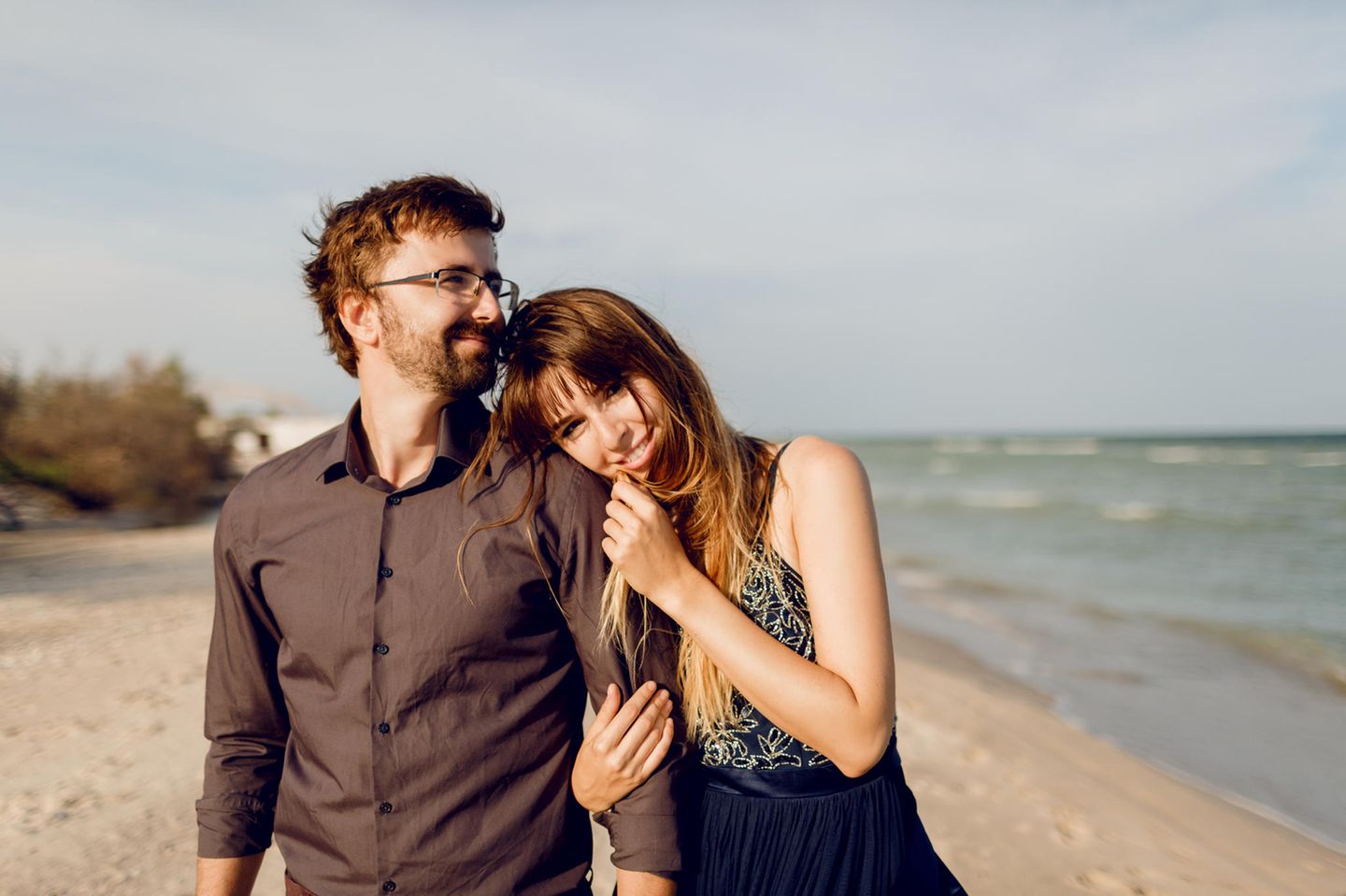 Was finden Männer gut, das uns unangenehm ist? Ein Pärchen am Strand
