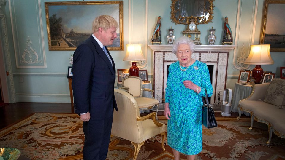 Queen Elizabeth: Einblick ins Homeoffice offenbart lustiges Detail