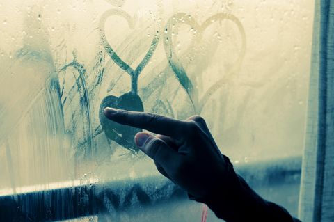 Broken-Heart-Syndrom: Frau zeichnet Herzen auf Glas