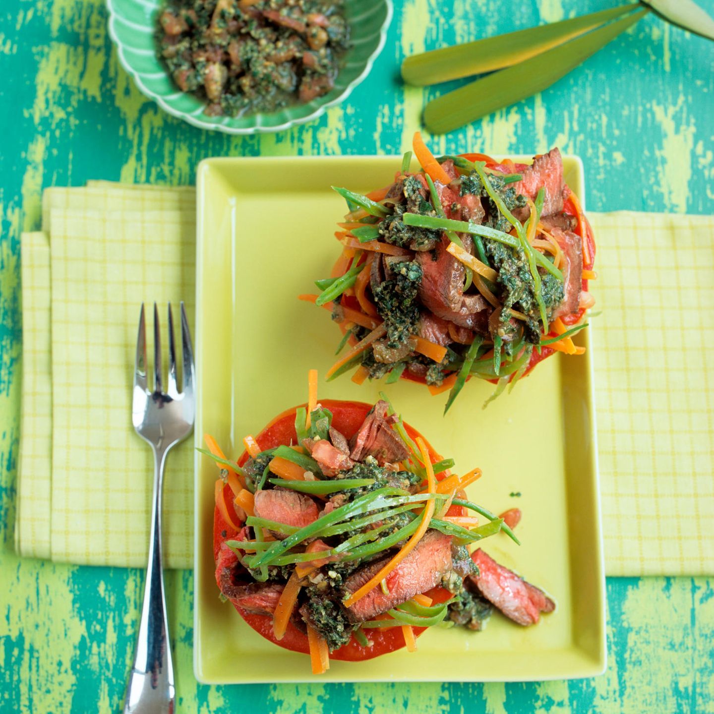 Tomaten mit Gemüse-Rindfleisch-Füllung