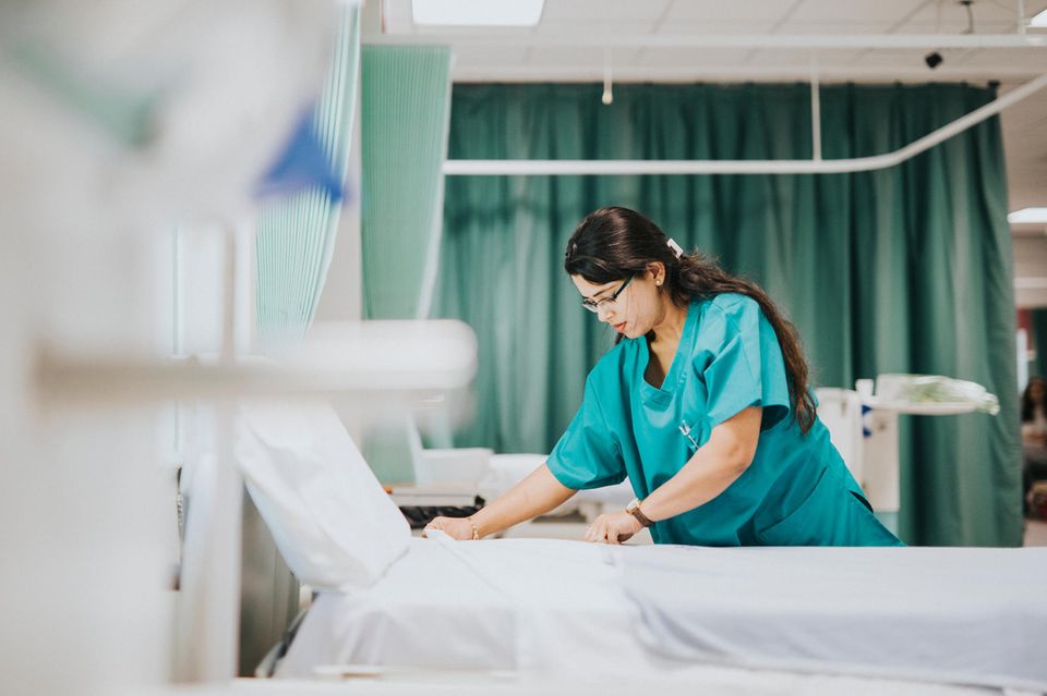Krankenhauskeime: Krankenschwester am Bett
