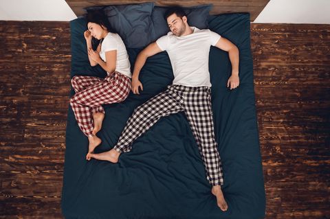 Studie: Ein Pärchen im Bett: Er schläft, sie nicht