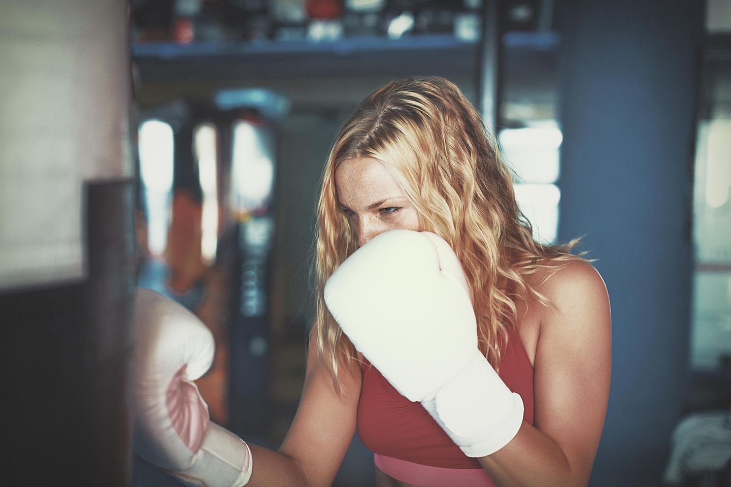 Frust abbauen: Eine Frau mit Boxhandschuhen
