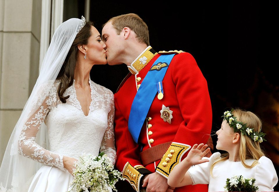 Royals: Prinz William küsst Kate Middleton