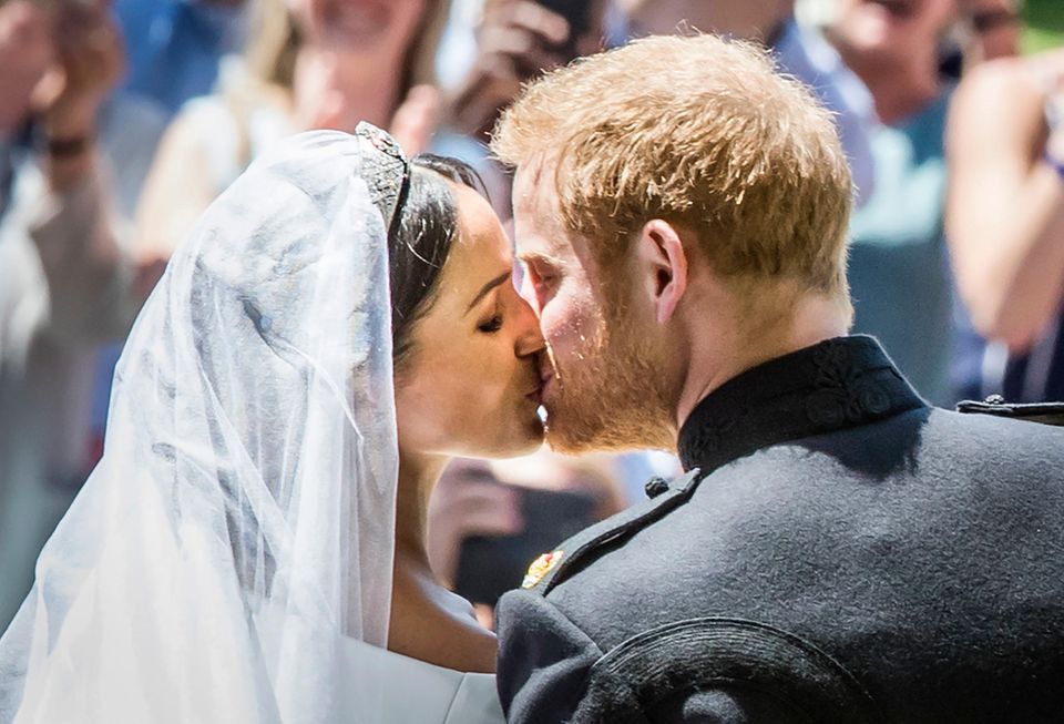 Royals: Herzogin Meghan und Prinz Harry küssen sich
