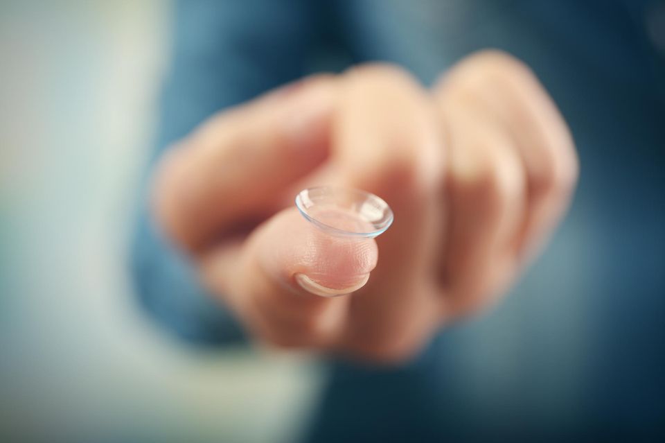Kontaktlinsen: Kontaktlinse auf einem Finger