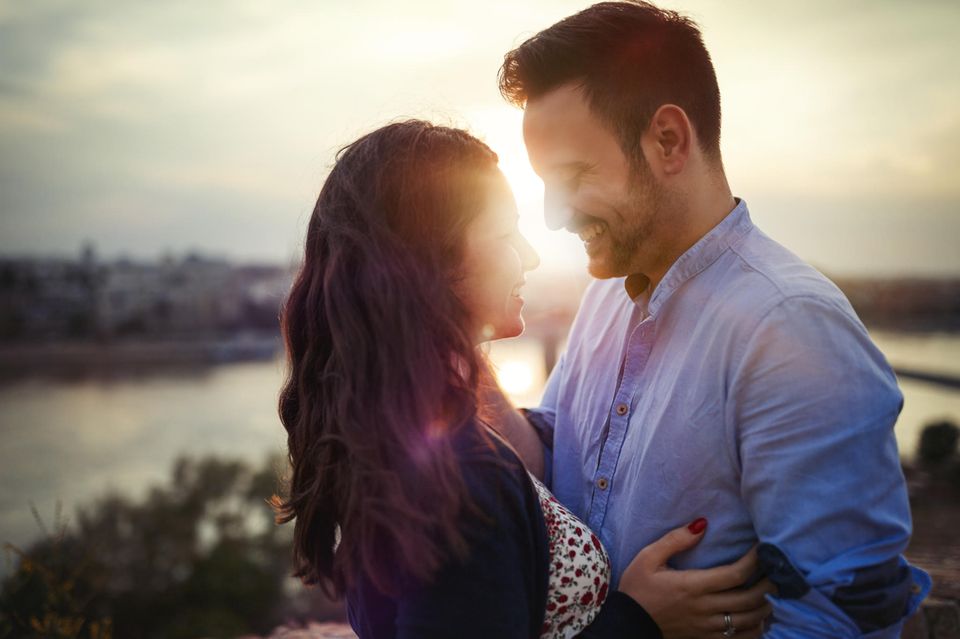 Wie schnell verlieben sich Männer: Paar in der Sonne