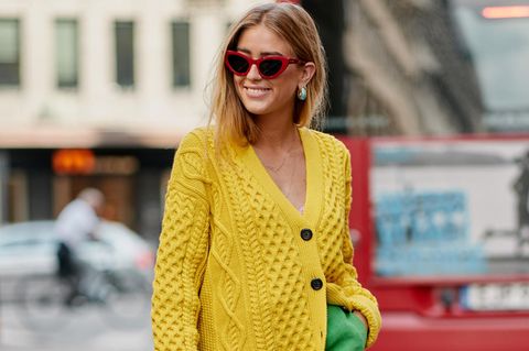 Sommerstrick: Frau mit gelbem Pullover