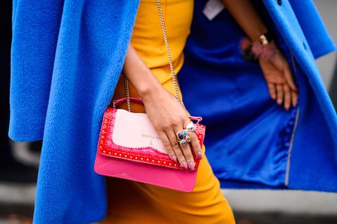 Sommernagellack: Frau mit pinkter Tasche und blauem Mantel und pinken Fingernägeln
