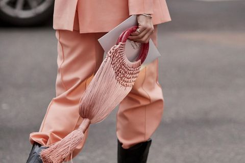 Runde Henkel: Frau mit rosa-farbener Tasche