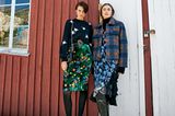 Modetrends Herbst/Winter 2019: Zwei Outfits mit grünem Blumenrock und blauem Blumenkleid