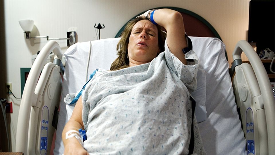 Nach Horror-Geburt erlebt die Mutter den Schock ihres Lebens: Das Babybett steht in Flammen