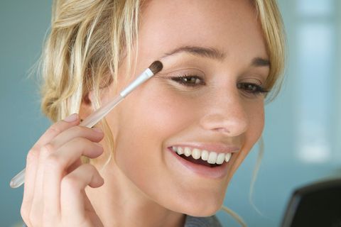 Micro-Concealing: Frau schminkt sich