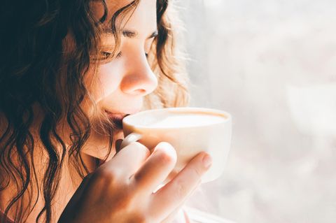 Horoskop: Eine Frau trinkt Kaffee