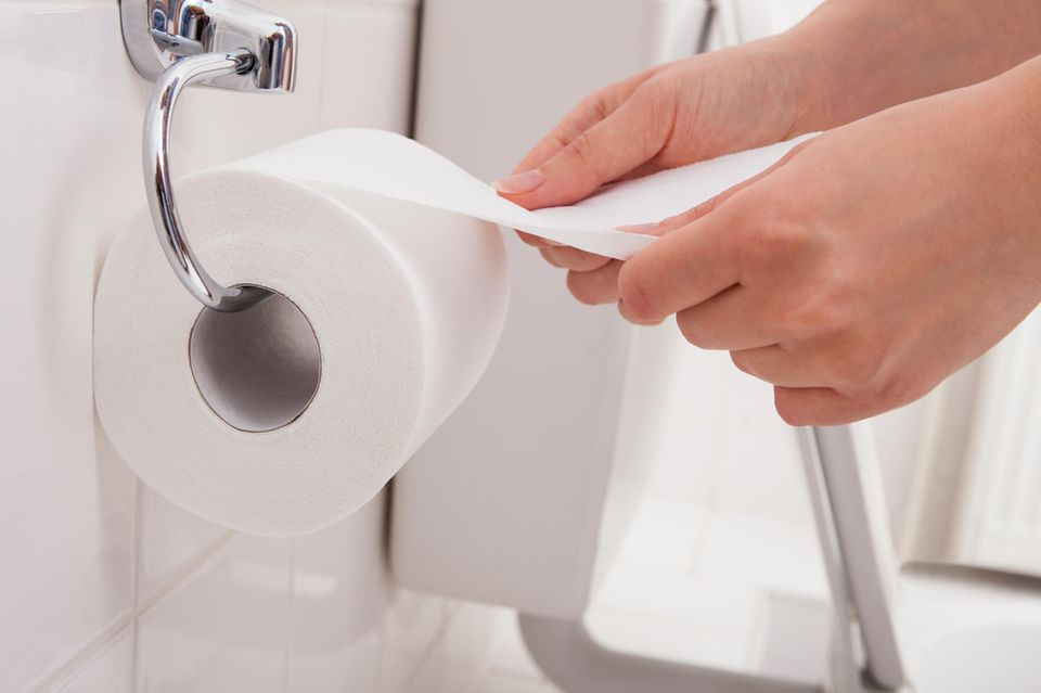 Po-Hygiene: Frau reißt Toilettenpapier ab