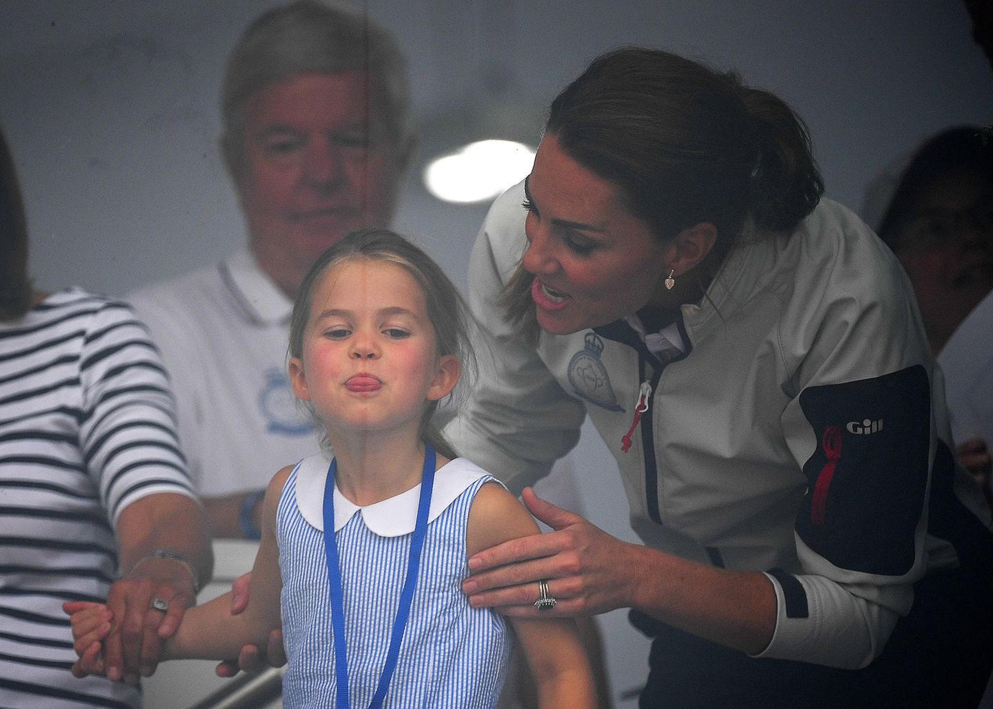 Prinzessin Charlotte mit Kate Middleton streckt die Zunge raus