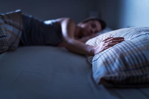Offene Beziehung vorschlagen - aus Unlust: Frau liegt allein im Bett