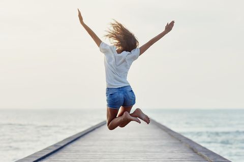 Abnehmen mit der Glücks-Diät: Frau springt in die Höhe