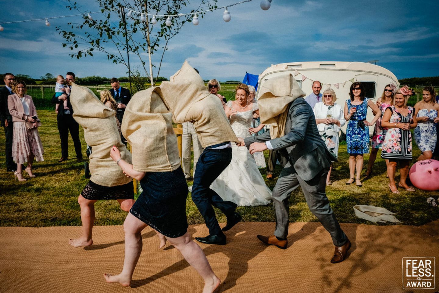 Hochzeitsfoto: Hochzeitsgäste spielen Sacklaufen