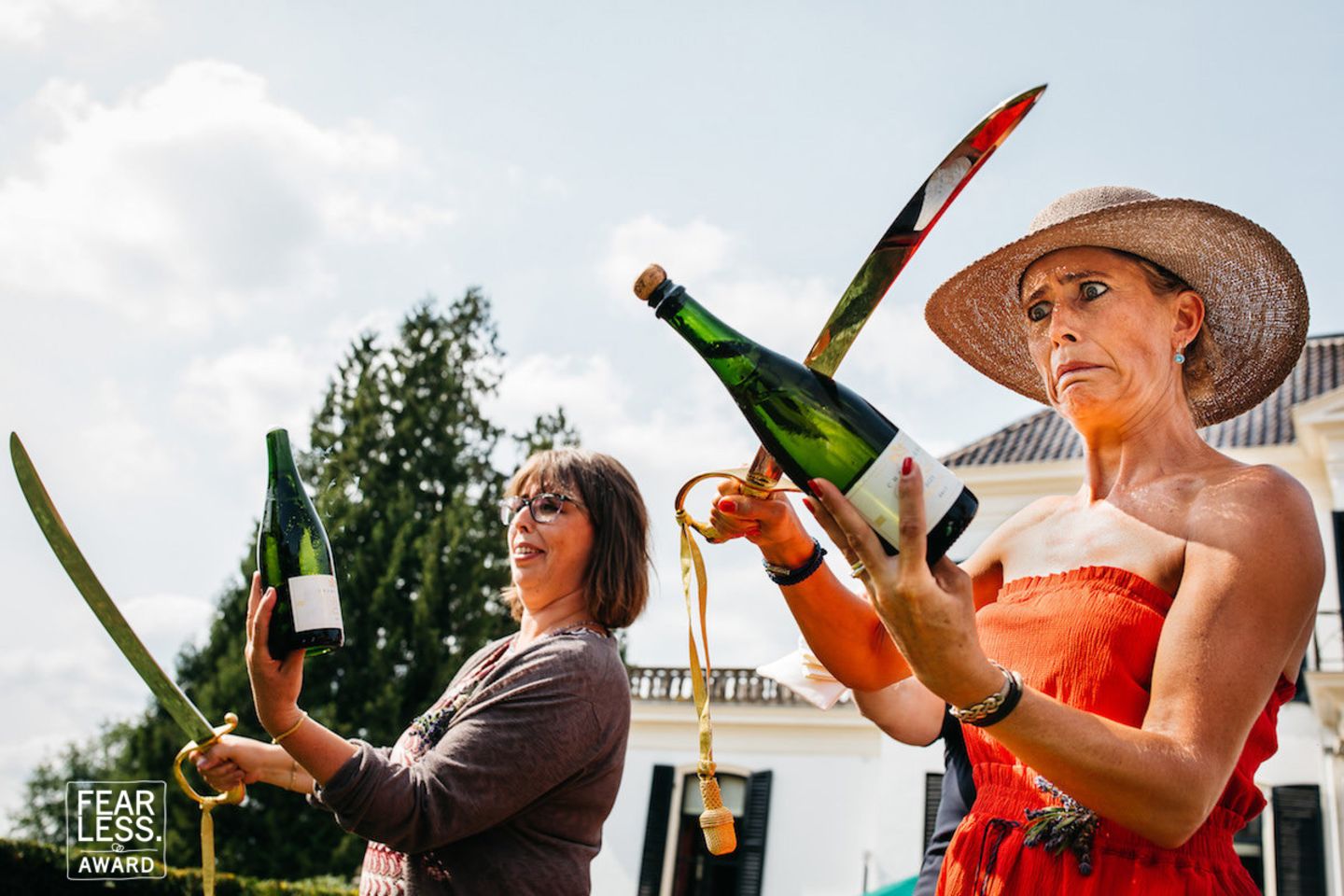 Hochzeitsfoto: Frauen halten Weinflaschen