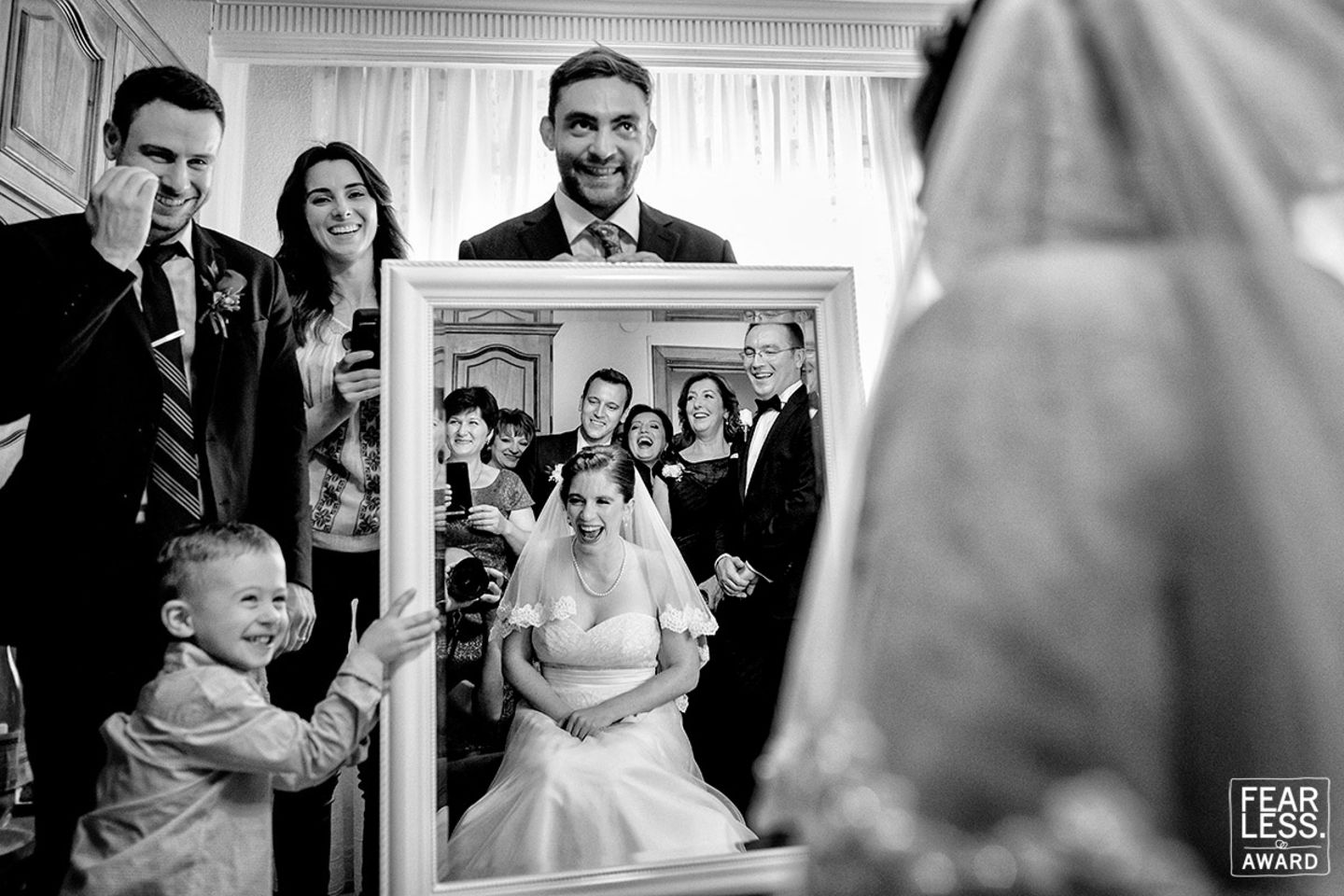 Hochzeitsfoto: Braut im Spiegel und Familie