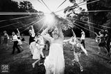 Hochzeitsfoto: Braut tanzt mit Gästen