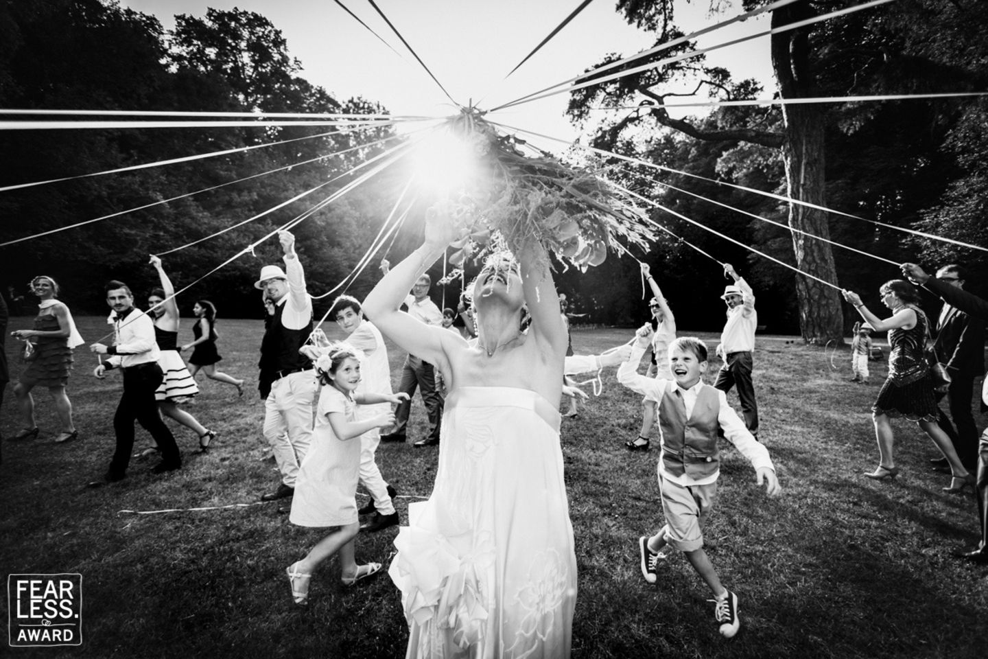 Hochzeitsfoto: Braut tanzt mit Gästen