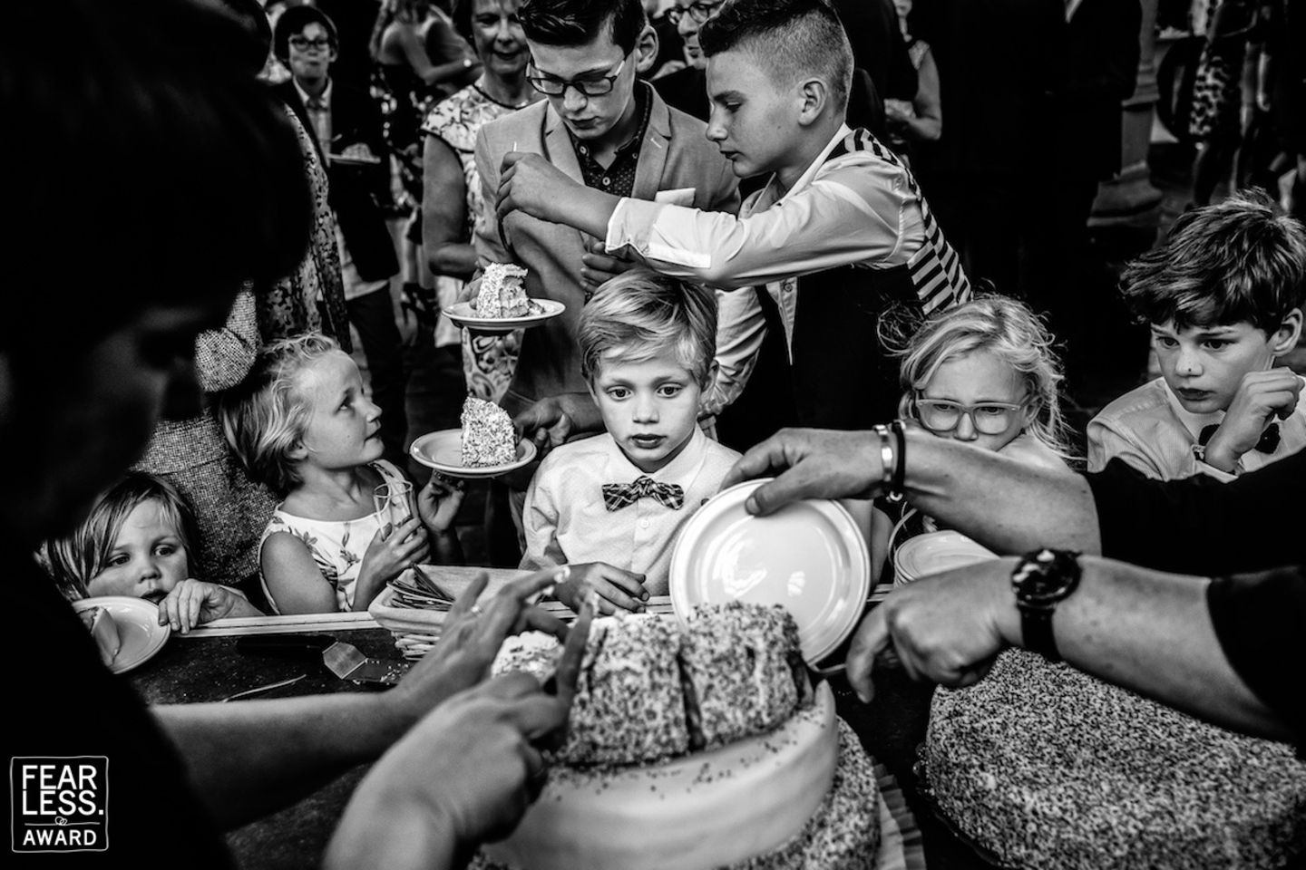 Hochzeitsfoto: Kinder vor Torte