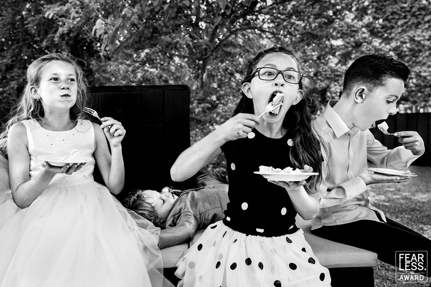 Hochzeitsfoto: Kind isst Torte