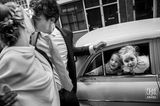 Hochzeitsfoto: Kinder im Auto Brautpaar Kuss