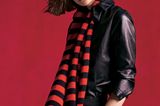 Trendfarben Herbst/Winter 2019: Diese 3 sind unschlagbar: Schwarzes Lederhemd mit rot-schwarz gestreiftem Schal