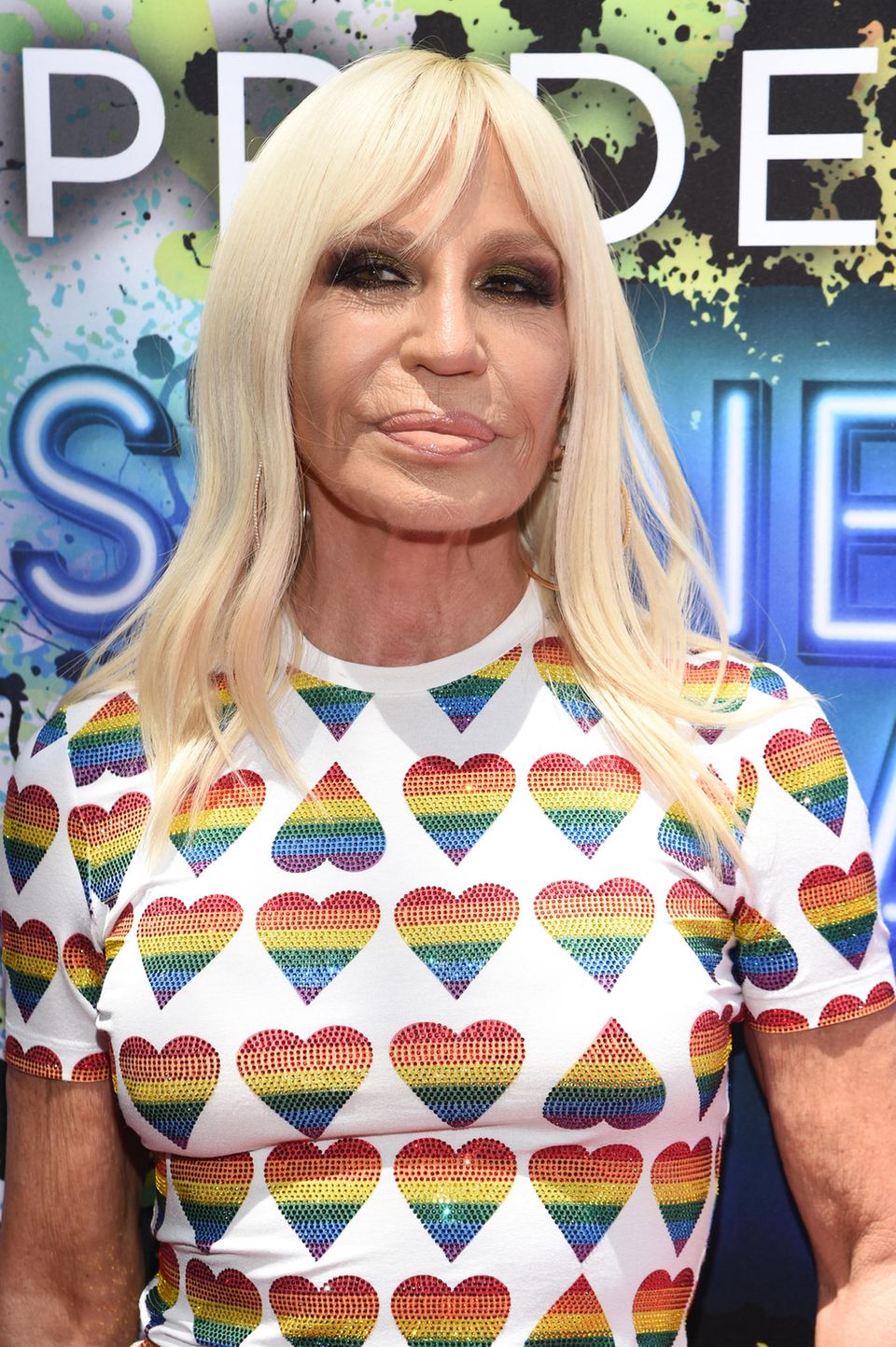 Donatella Versace mit Herzchen T-shirt