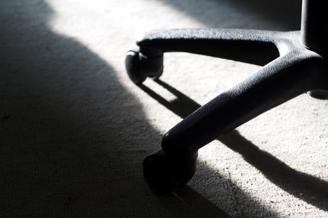 Einblicke in Mordkomission - ein Protokoll: Rollen eines Schreibtischstuhls