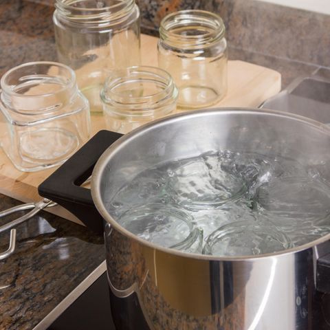 Gläser sterilisieren: Gläser im Topf mit kochendem Wasser