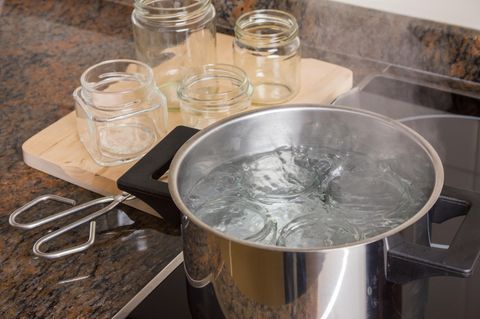 Gläser sterilisieren: Gläser im Topf mit kochendem Wasser