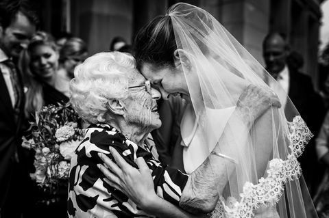 Hochzeitsfoto: Braut mit Oma