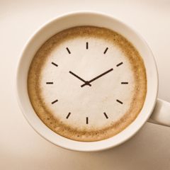 Kaffee-Fehler: Kaffeetasse mit einer Uhr